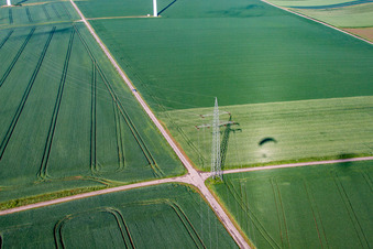 Vue aérienne de Ombre d'un parapente à côté d'un pylône à haute tension à le quartier Bredenborn in Marienmünster dans le département Rhénanie du Nord-Westphalie, Allemagne