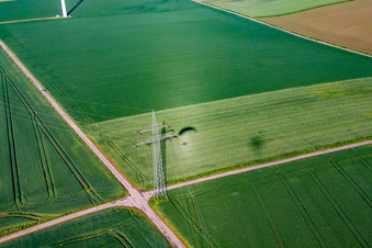 Photographie aérienne de Ombre d'un parapente à côté d'un pylône à haute tension à le quartier Bredenborn in Marienmünster dans le département Rhénanie du Nord-Westphalie, Allemagne