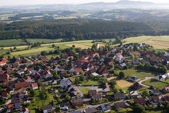Vue aérienne de Vue des rues et des maisons dans les quartiers résidentiels à le quartier Altenbergen in Marienmünster dans le département Rhénanie du Nord-Westphalie, Allemagne