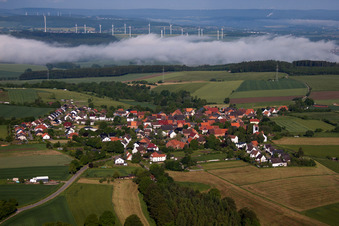 Vue aérienne de Vue des rues et des maisons dans les quartiers résidentiels à le quartier Altenbergen in Marienmünster dans le département Rhénanie du Nord-Westphalie, Allemagne