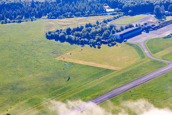 Photographie aérienne de Terrain de parachutisme à l'aérodrome Höxter-Holzminden (EDVI) à le quartier Albaxen in Höxter dans le département Rhénanie du Nord-Westphalie, Allemagne