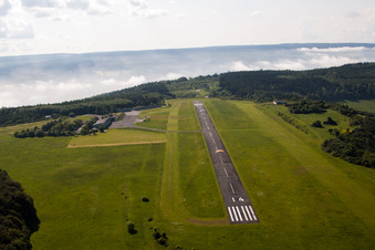 Photographie aérienne de Piste et zone de circulation de l'aérodrome Höxter-Holzminden dans la brume matinale sur le Rauschenberg dans le district de Brenkhausen - NRW à le quartier Albaxen in Höxter dans le département Rhénanie du Nord-Westphalie, Allemagne