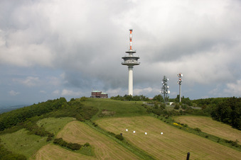 Vue oblique de Tour de télécommunication Köterberg et installation radio STOB791884 et STOB790269 sur le Köterberg à le quartier Köterberg in Lügde dans le département Rhénanie du Nord-Westphalie, Allemagne