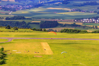 Terrain de parachutisme à l'aérodrome Höxter-Holzminden (EDVI) à le quartier Albaxen in Höxter dans le département Rhénanie du Nord-Westphalie, Allemagne hors des airs