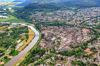 Vue aérienne de Centre-ville au pont Weser à Höxter dans le département Rhénanie du Nord-Westphalie, Allemagne
