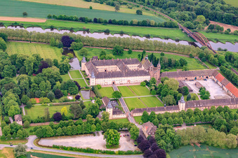 Vue aérienne de Château de Corvey, site classé au patrimoine mondial de l'UNESCO, sur les rives de la Weser avec restaurant du château, Weser-Aktivhotel-Corvey et Remtergarten State Garden Show Höxter à Höxter dans le département Rhénanie du Nord-Westphalie, Allemagne
