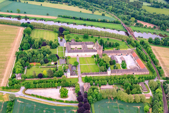 Vue oblique de Château de Corvey, site classé au patrimoine mondial de l'UNESCO, sur les rives de la Weser avec restaurant du château, Weser-Aktivhotel-Corvey et Remtergarten State Garden Show Höxter à Höxter dans le département Rhénanie du Nord-Westphalie, Allemagne