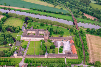 Château de Corvey, site classé au patrimoine mondial de l'UNESCO, sur les rives de la Weser avec restaurant du château, Weser-Aktivhotel-Corvey et Remtergarten State Garden Show Höxter à Höxter dans le département Rhénanie du Nord-Westphalie, Allemagne d'en haut