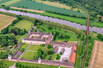 Château de Corvey, site classé au patrimoine mondial de l'UNESCO, sur les rives de la Weser avec restaurant du château, Weser-Aktivhotel-Corvey et Remtergarten State Garden Show Höxter à Höxter dans le département Rhénanie du Nord-Westphalie, Allemagne hors des airs