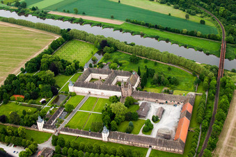 Vue aérienne de Complexe architectural du château monastique de Corvey (patrimoine mondial de l'UNESCO) - NRW à Höxter dans le département Rhénanie du Nord-Westphalie, Allemagne