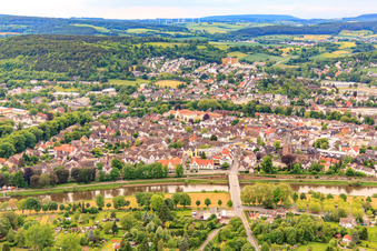 Vue aérienne de Pont Weser vers le centre à Höxter dans le département Rhénanie du Nord-Westphalie, Allemagne