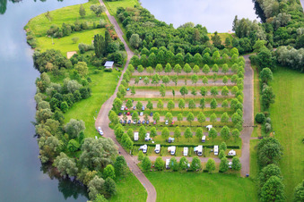 Vue aérienne de Aire de stationnement pour camping-cars, centre de loisirs Höxter-Godelheim sur la rive de la Weser à Höxter dans le département Rhénanie du Nord-Westphalie, Allemagne