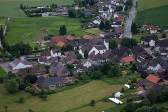 Vue aérienne de Saint Jean-Baptiste à le quartier Godelheim in Höxter dans le département Rhénanie du Nord-Westphalie, Allemagne