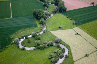 Vue aérienne de Courbe sinueuse de la rivière Nethe à Beverungen à le quartier Godelheim in Höxter dans le département Rhénanie du Nord-Westphalie, Allemagne