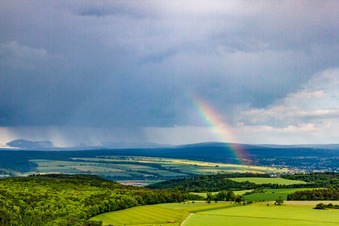 Vue aérienne de Arc-en-ciel sur le Kahlenberg à le quartier Ottbergen in Höxter dans le département Rhénanie du Nord-Westphalie, Allemagne