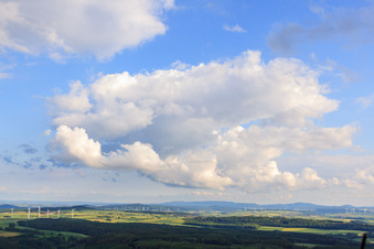 Vue aérienne de Nuages au-dessus du parc éolien de Bustollen à le quartier Dalhausen in Beverungen dans le département Rhénanie du Nord-Westphalie, Allemagne