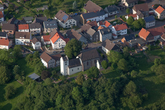 Vue aérienne de Saint-Jacques à le quartier Jakobsberg in Beverungen dans le département Rhénanie du Nord-Westphalie, Allemagne