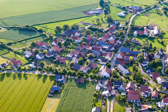 Vue aérienne de Vue sur le village à le quartier Tietelsen in Beverungen dans le département Rhénanie du Nord-Westphalie, Allemagne