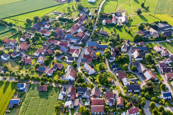 Vue aérienne de Vue sur le village à le quartier Tietelsen in Beverungen dans le département Rhénanie du Nord-Westphalie, Allemagne