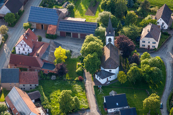 Vue aérienne de Église Saint-Barthélemy à Tietelsen à le quartier Tietelsen in Beverungen dans le département Rhénanie du Nord-Westphalie, Allemagne