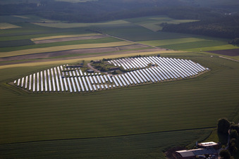 Vue aérienne de Rangées de panneaux du système photovoltaïque et du parc solaire ou de la centrale solaire à le quartier Tietelsen in Beverungen dans le département Rhénanie du Nord-Westphalie, Allemagne