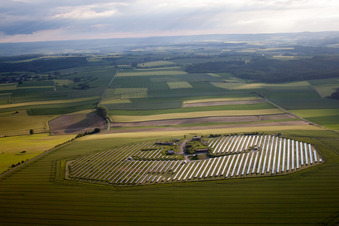Photographie aérienne de Rangées de panneaux du système photovoltaïque et du parc solaire ou de la centrale solaire à le quartier Tietelsen in Beverungen dans le département Rhénanie du Nord-Westphalie, Allemagne