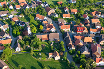 Vue aérienne de Église Saint-Barthélemy à Tietelsen à le quartier Tietelsen in Beverungen dans le département Rhénanie du Nord-Westphalie, Allemagne