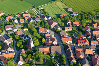 Photographie aérienne de Église Saint-Barthélemy à Tietelsen à le quartier Tietelsen in Beverungen dans le département Rhénanie du Nord-Westphalie, Allemagne