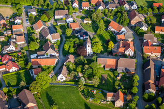 Vue oblique de Église Saint-Barthélemy à Tietelsen à le quartier Tietelsen in Beverungen dans le département Rhénanie du Nord-Westphalie, Allemagne