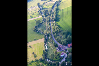Vue aérienne de Cours de la Nethe à le quartier Erkeln in Brakel dans le département Rhénanie du Nord-Westphalie, Allemagne