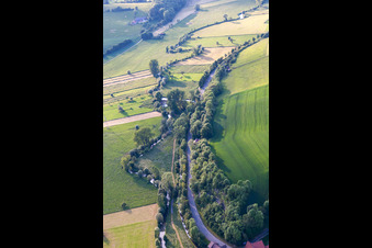 Vue aérienne de Cours de la Nethe à le quartier Erkeln in Brakel dans le département Rhénanie du Nord-Westphalie, Allemagne