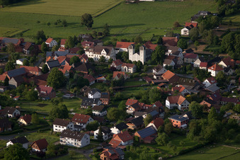Vue aérienne de Vue des rues et des maisons dans les quartiers résidentiels à le quartier Bökendorf in Brakel dans le département Rhénanie du Nord-Westphalie, Allemagne
