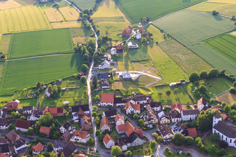 Vue aérienne de Dans le fossé creux à le quartier Bellersen in Brakel dans le département Rhénanie du Nord-Westphalie, Allemagne