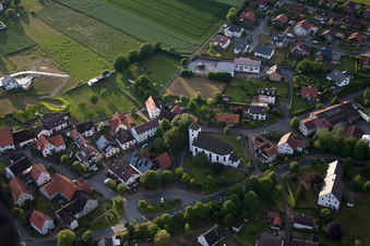 Vue aérienne de Bâtiment d'église au centre du village à le quartier Bellersen in Brakel dans le département Rhénanie du Nord-Westphalie, Allemagne