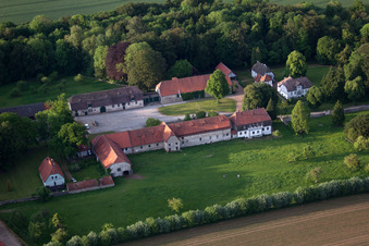 Vue aérienne de Ferme en bordure de champs cultivés dans le district d'Abbenburg à le quartier Bökendorf in Brakel dans le département Rhénanie du Nord-Westphalie, Allemagne
