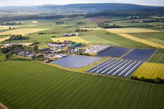 Vue aérienne de Rangées de panneaux du système photovoltaïque et du parc solaire ou de la centrale solaire à le quartier Bredenborn in Marienmünster dans le département Rhénanie du Nord-Westphalie, Allemagne