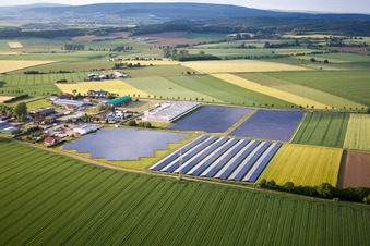 Vue aérienne de Rangées de panneaux du système photovoltaïque et du parc solaire ou de la centrale solaire à le quartier Bredenborn in Marienmünster dans le département Rhénanie du Nord-Westphalie, Allemagne