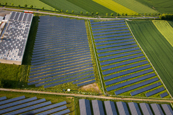 Rangées de panneaux du système photovoltaïque et du parc solaire ou de la centrale solaire à le quartier Bredenborn in Marienmünster dans le département Rhénanie du Nord-Westphalie, Allemagne d'en haut
