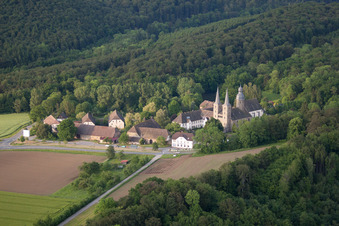 Vue aérienne de Ensemble de bâtiments de l'abbaye monastique Marienmünster à le quartier Münsterbrock in Marienmünster dans le département Rhénanie du Nord-Westphalie, Allemagne