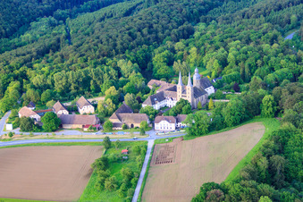 Vue aérienne de Ensemble de bâtiments du monastère abbatial Marienmünster avec l'église abbatiale Saint-Jacques le Majeur à le quartier Münsterbrock in Marienmünster dans le département Rhénanie du Nord-Westphalie, Allemagne