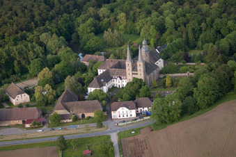 Vue aérienne de Ensemble de bâtiments de l'abbaye monastique Marienmünster à le quartier Münsterbrock in Marienmünster dans le département Rhénanie du Nord-Westphalie, Allemagne