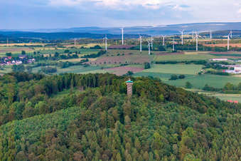 Vue aérienne de Tour d'observation Hungerberg devant le parc éolien à le quartier Vörden in Marienmünster dans le département Rhénanie du Nord-Westphalie, Allemagne