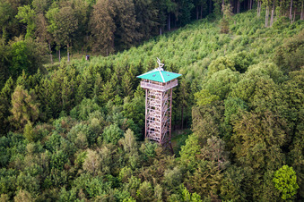 Vue aérienne de Structure de la tour d'observation Hungerberg dans l'État à le quartier Vörden in Marienmünster dans le département Rhénanie du Nord-Westphalie, Allemagne