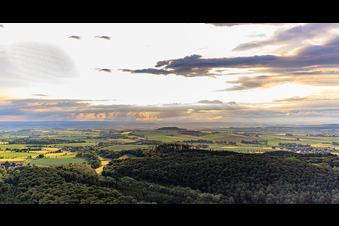 Vue aérienne de Atmosphère orageuse derrière le Stoppelberg à le quartier Rolfzen in Steinheim dans le département Rhénanie du Nord-Westphalie, Allemagne