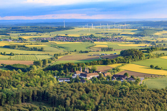 Vue aérienne de Ensemble de bâtiments de l'abbaye monastique Marienmünster à le quartier Münsterbrock in Marienmünster dans le département Rhénanie du Nord-Westphalie, Allemagne