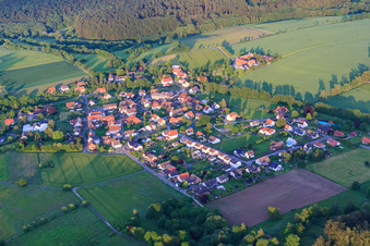 Vue aérienne de Vue du village depuis l'ouest à le quartier Hummersen in Lügde dans le département Rhénanie du Nord-Westphalie, Allemagne