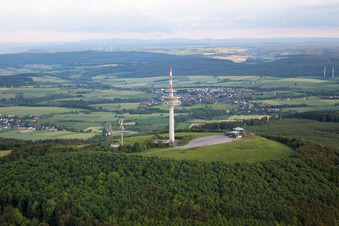 Tour de télécommunication Köterberg et installation radio STOB791884 et STOB790269 sur le Köterberg à le quartier Köterberg in Lügde dans le département Rhénanie du Nord-Westphalie, Allemagne d'en haut