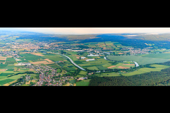 Vue aérienne de Panorama de la ville avec la boucle de la Weser depuis le sud le soir à Holzminden dans le département Basse-Saxe, Allemagne