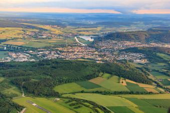 Vue aérienne de Vue d'ensemble de la ville depuis le nord en soirée à Höxter dans le département Rhénanie du Nord-Westphalie, Allemagne