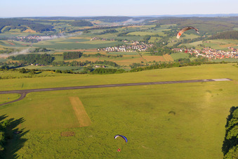 Terrain de parachutisme à l'aérodrome Höxter-Holzminden (EDVI) à le quartier Albaxen in Höxter dans le département Rhénanie du Nord-Westphalie, Allemagne vue d'en haut